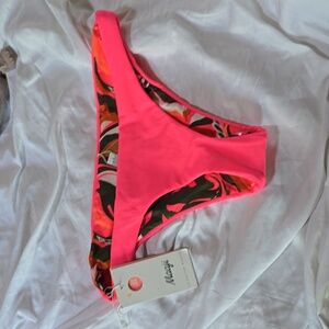Maaji bright Pink ribbed reversible leaf pattern Bikini Bottom, NWT Size M**